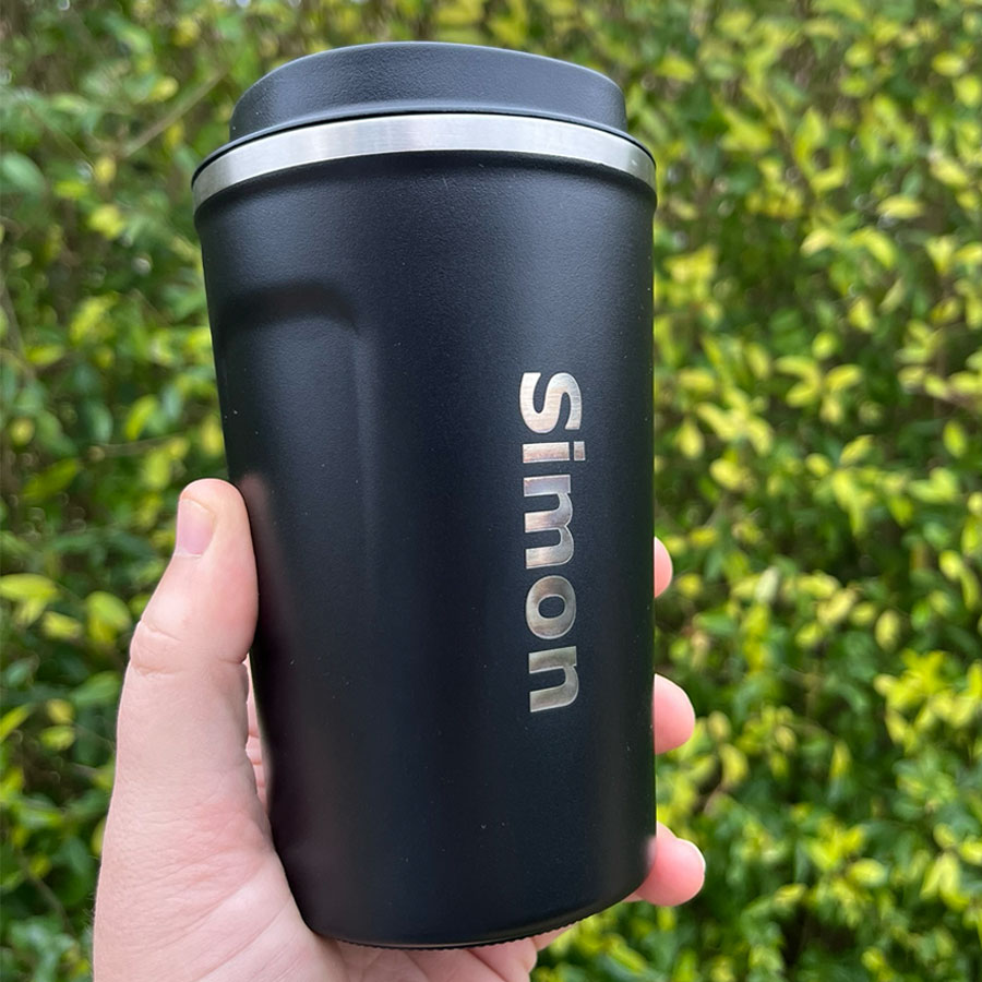 Thermobecher personalisiert mit Namen, schwarz